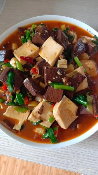 羊血豆腐怎么做好吃_羊血豆腐的家常做法