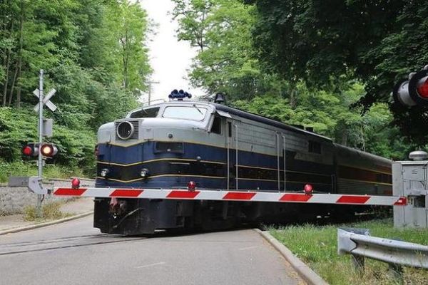 梦到坐火车出门_梦见坐火车出门什么意思