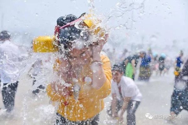 梦到被别人泼水是什么意思_梦见被泼水预示着什么