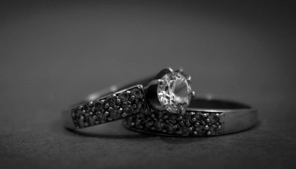 梦到钻戒碎了_钻戒碎了预示什么