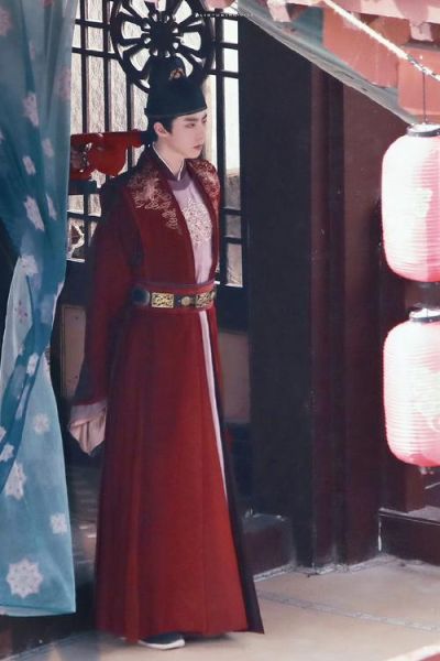 梦到穿官服是什么意思_梦见自己穿官服预示什么