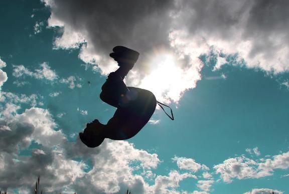 梦到飞很高是什么意思_为什么会梦见自己在高空飞翔