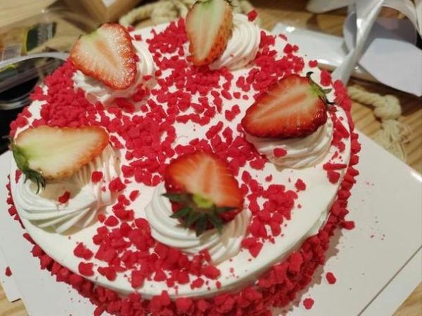 梦到送蛋糕是什么意思_送蛋糕给别人的梦境解析