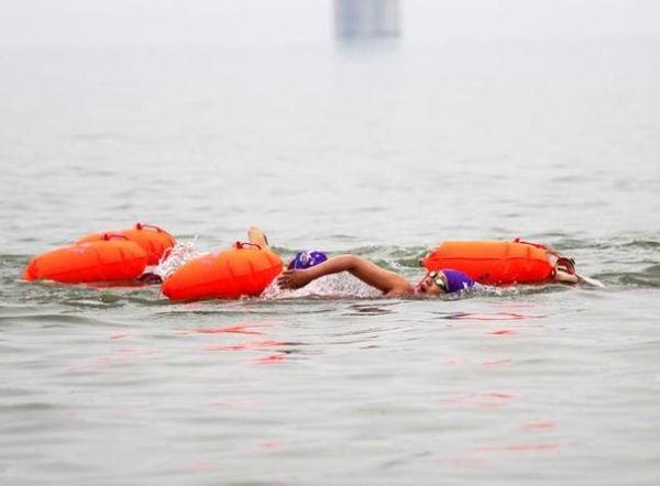 梦到许多人在河里游泳_是什么意思