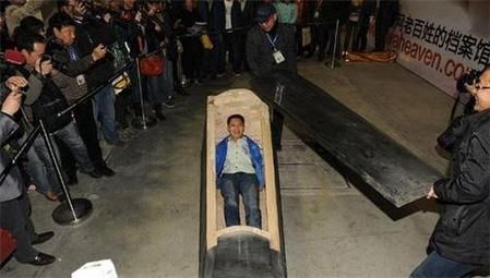 梦到挖到棺材是什么意思_梦到挖到棺材预示什么