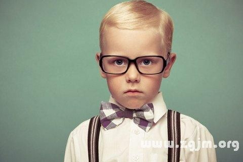 梦见戴眼镜是什么意思_梦到戴眼镜预示什么