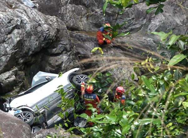 梦到车掉下悬崖_周公解梦准吗