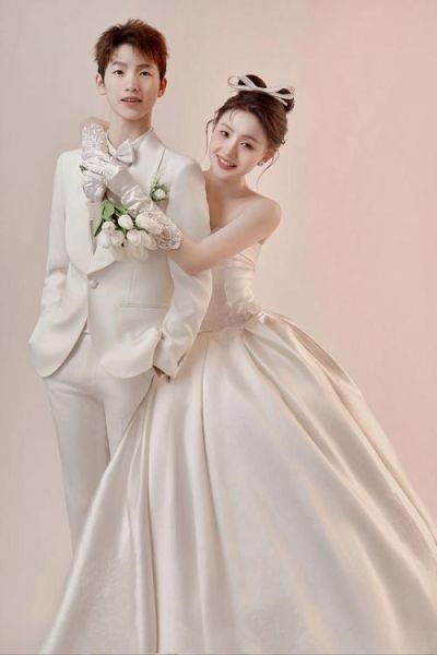 梦到白婚纱是什么意思_梦见穿白婚纱预示什么