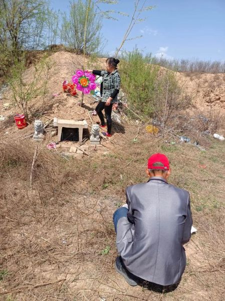 梦到给已故的亲人上坟_意味着什么