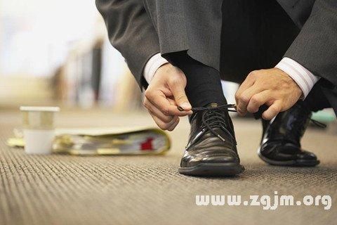 梦到穿鞋是什么意思_梦到穿鞋预示什么