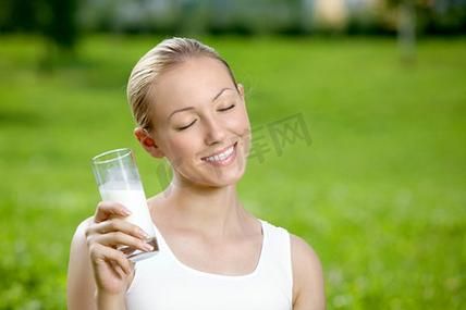 梦到想喝奶_梦见自己找奶喝是什么意思