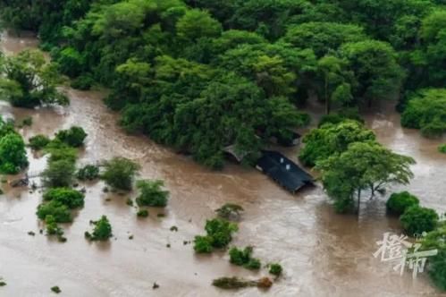 女人梦到下大雨发大水_意味着什么